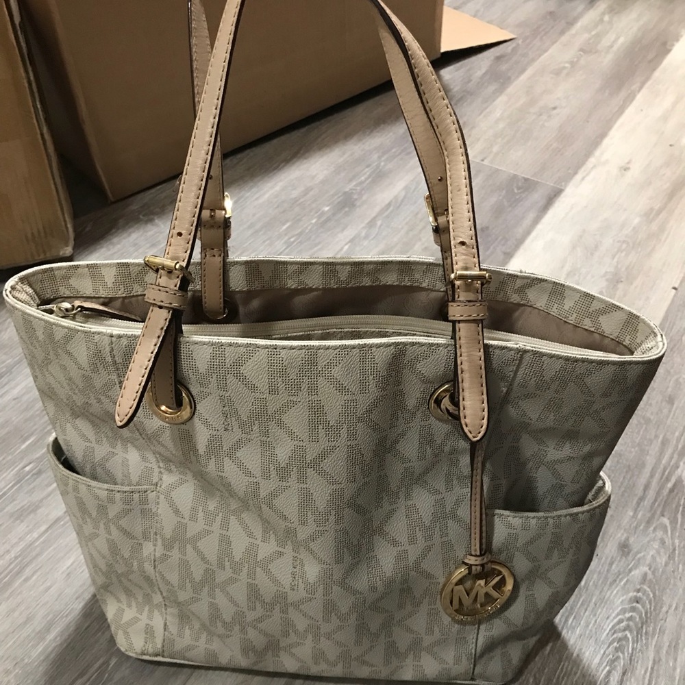 Michael Kor’s jet set handbag, MK logo, vanilla